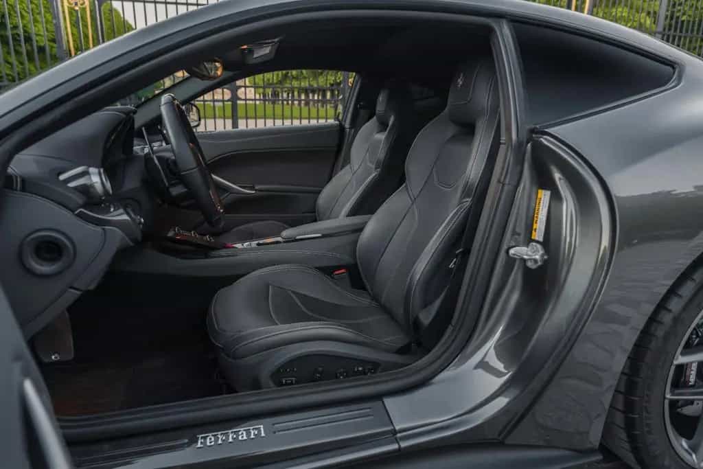 Ferrari F12 Berlinetta 2017 - only 10,600 km! great spec 03/2017-photo-9