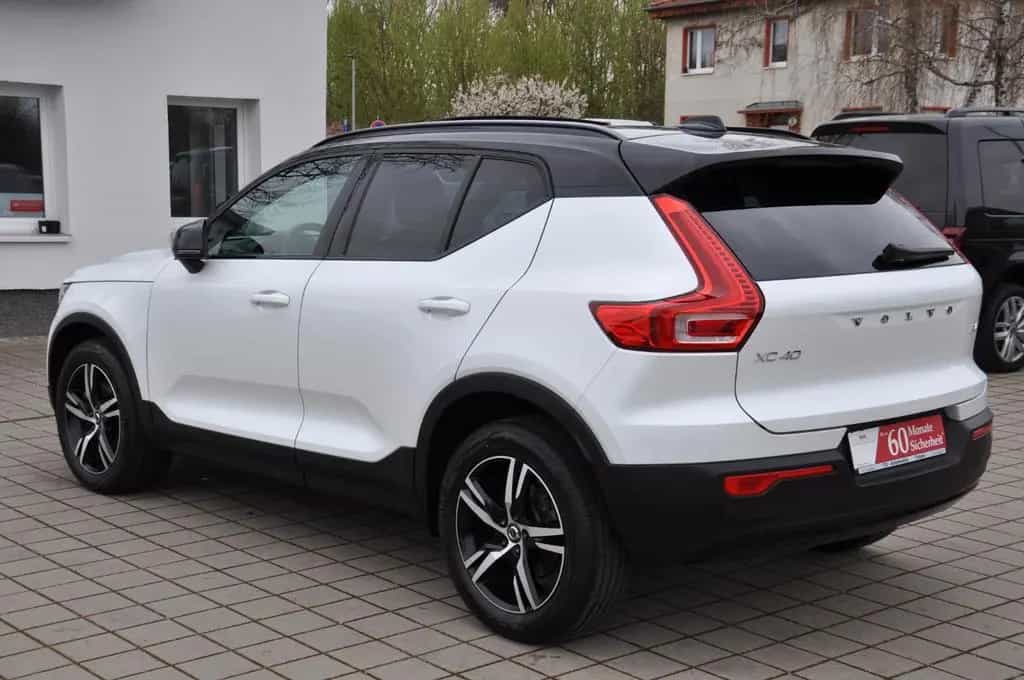 Volvo XC40 B4 R Design AWD DKG PANO-LED-H&K-RKAM-NAVI 02/2022-photo-3