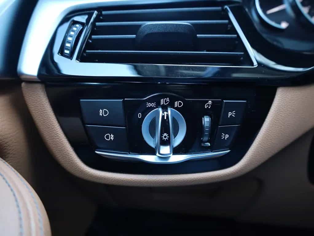 BMW 5 Series 520 Panoramadach*Kamera*LED*NAVI*Leder* 12/2019-photo-27