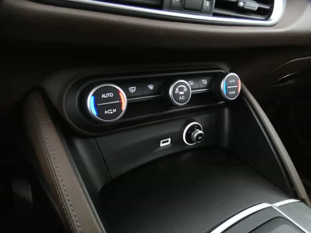 Alfa Romeo Stelvio Super Q4*ACC*LEDER*PANO*NAVI*BI-XENON* 10/2019-photo-15