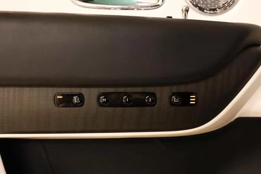 Rolls-Royce Cullinan 6.75 V12|Two-Tone|Massage|Pano|Bespoke| 01/2023-photo-26