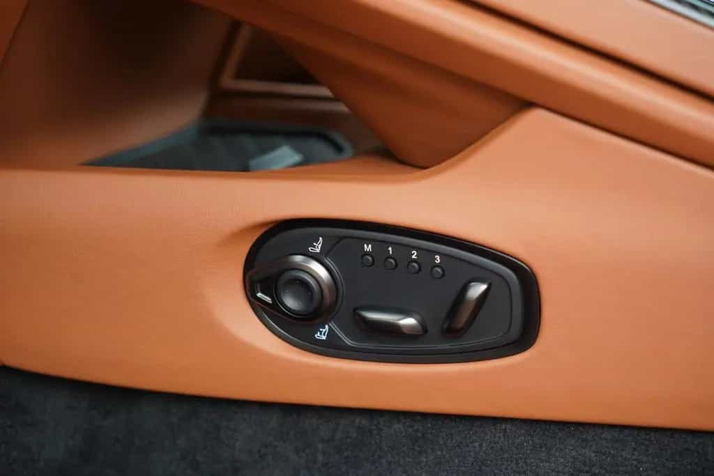 Aston Martin DB12 4.0 V8 Volante 03/2026-photo-25