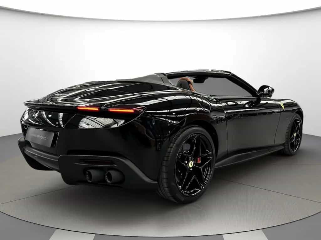 Ferrari Roma Spider / Lenkrad mit physischen Knöpfen 02/2026-photo-1