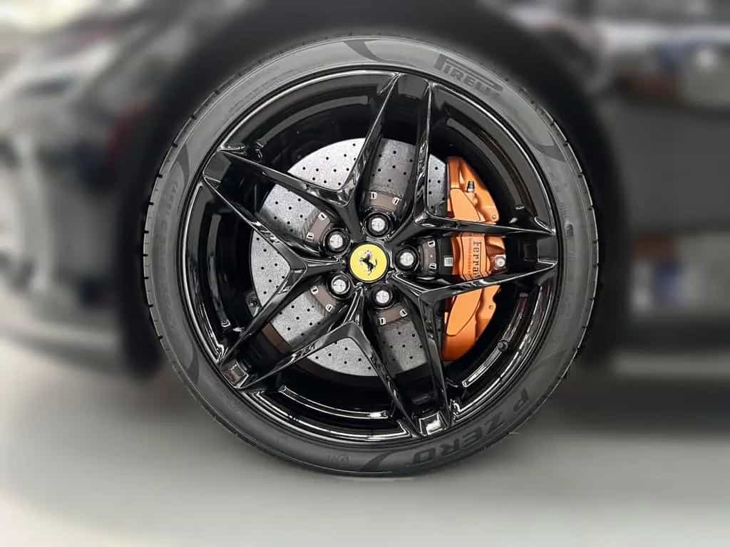 Ferrari Roma Spider / Lenkrad mit physischen Knöpfen 02/2026-photo-11