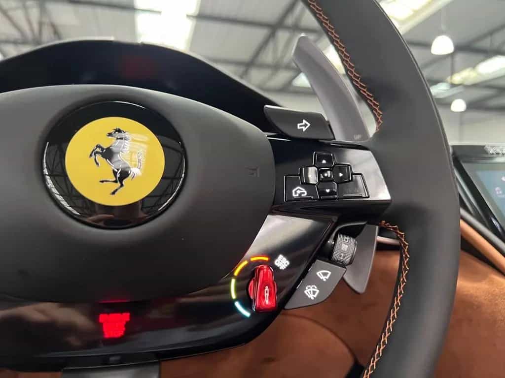 Ferrari Roma Spider / Lenkrad mit physischen Knöpfen 02/2026-photo-12