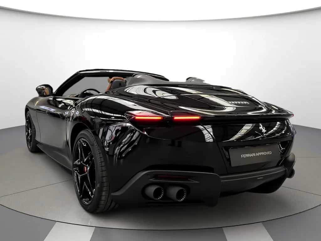 Ferrari Roma Spider / Lenkrad mit physischen Knöpfen 02/2026-photo-14