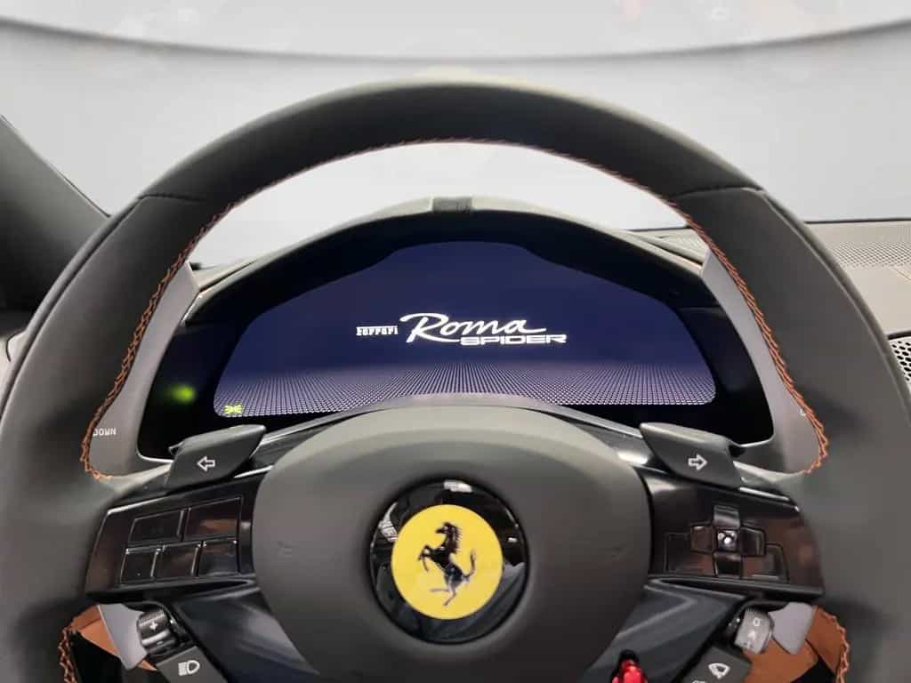 Ferrari Roma Spider / Lenkrad mit physischen Knöpfen 02/2026-photo-23