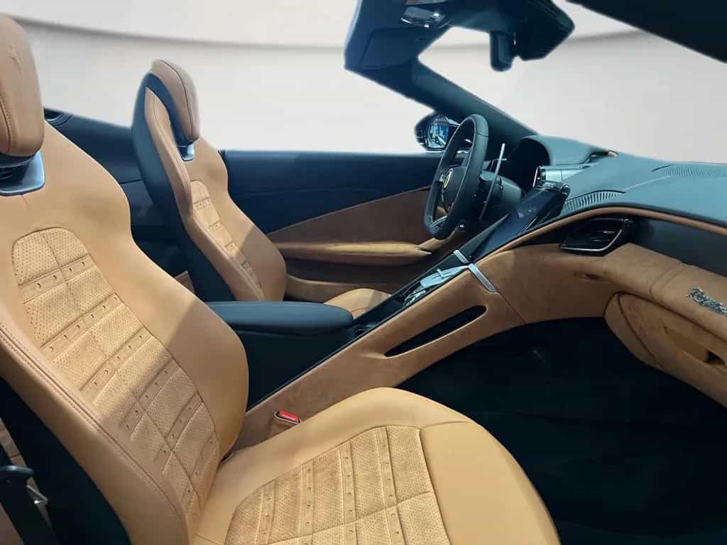 Ferrari Roma Spider / Lenkrad mit physischen Knöpfen 02/2026-photo-25