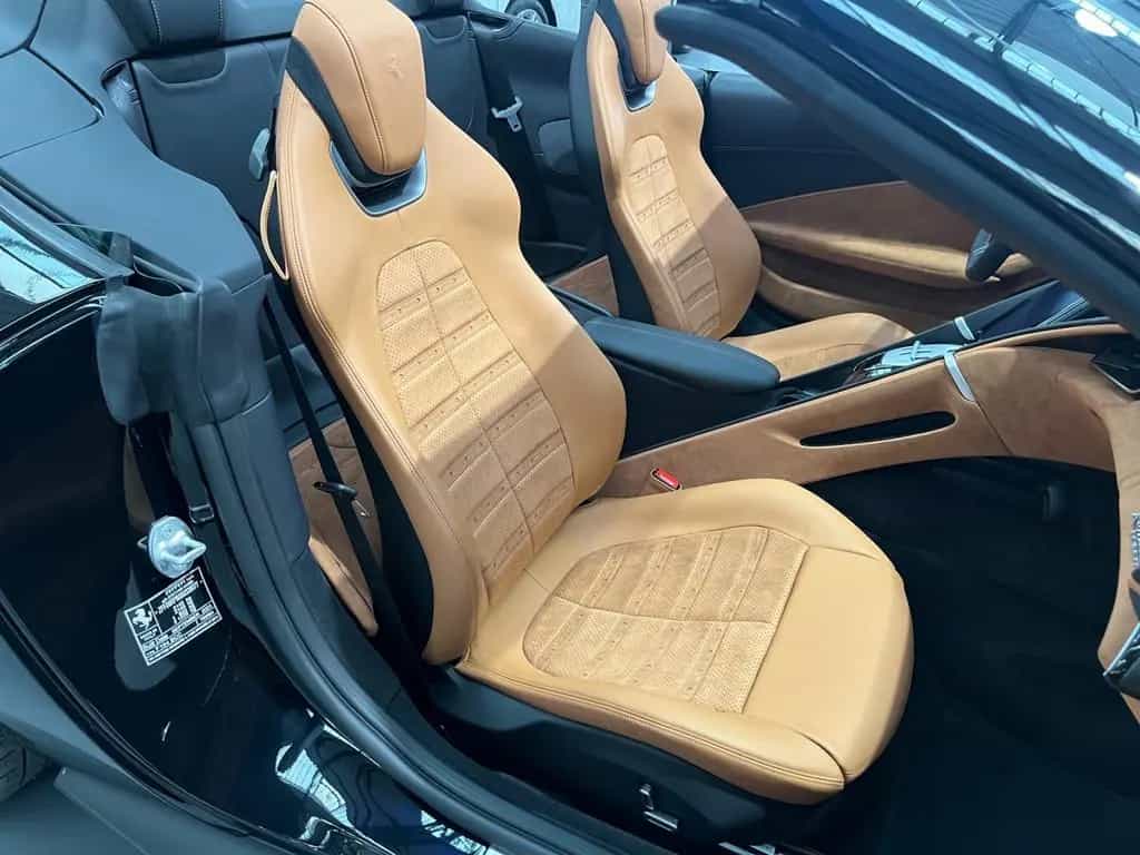 Ferrari Roma Spider / Lenkrad mit physischen Knöpfen 02/2026-photo-27