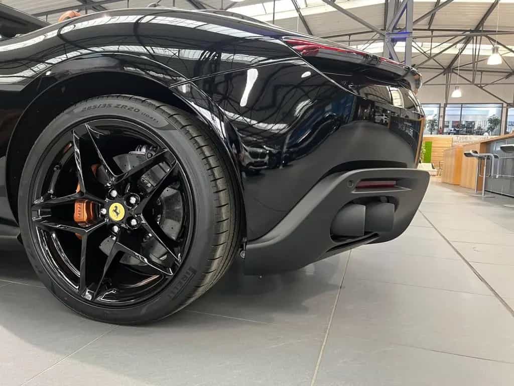 Ferrari Roma Spider / Lenkrad mit physischen Knöpfen 02/2026-photo-28