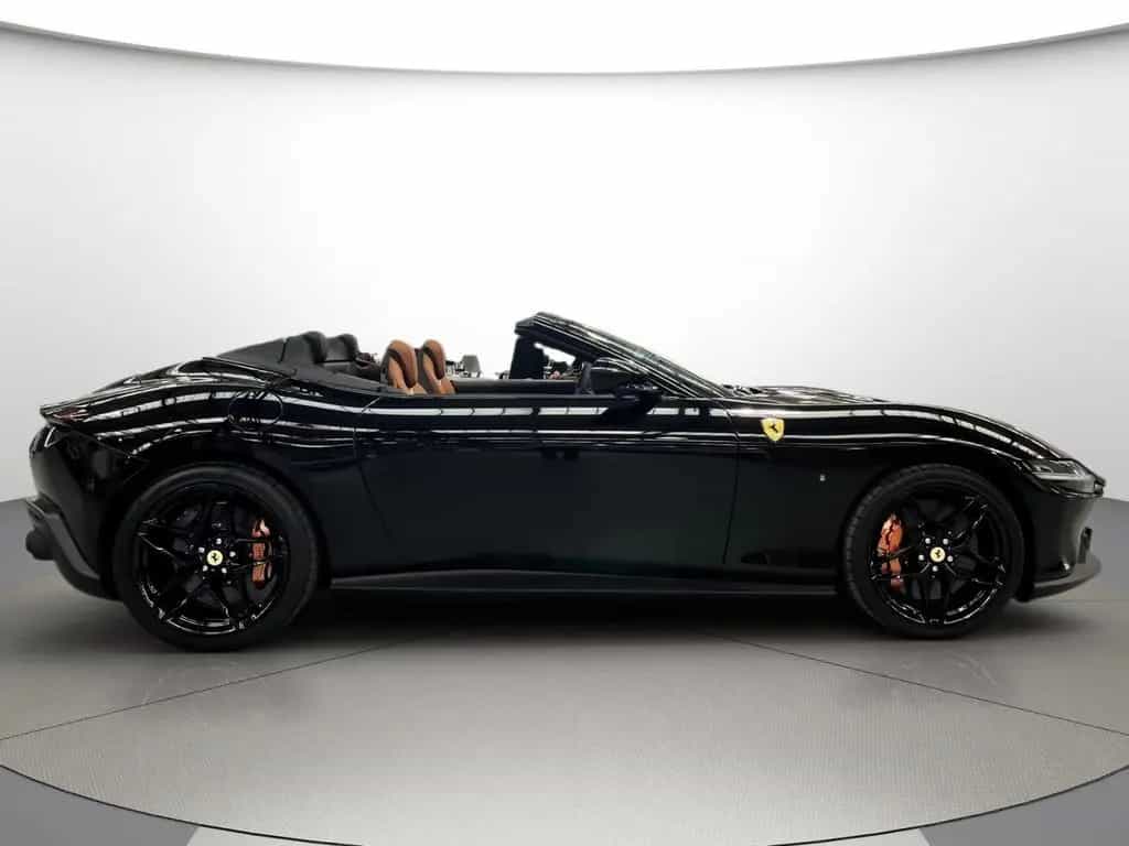 Ferrari Roma Spider / Lenkrad mit physischen Knöpfen 02/2026-photo-5