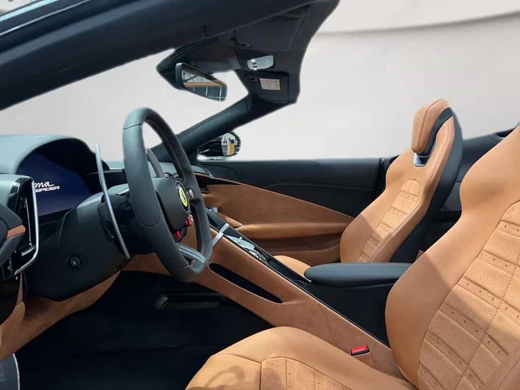 Ferrari Roma Spider / Lenkrad mit physischen Knöpfen 02/2026-photo-6