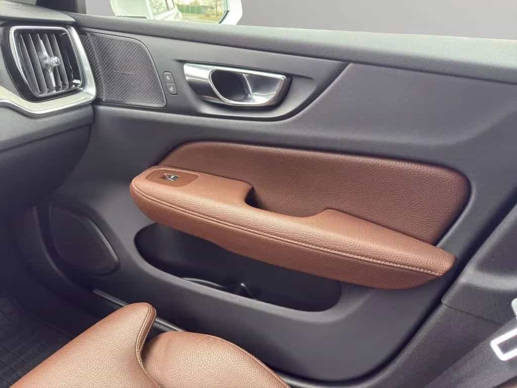 Volvo V60 INSCRIPTION T5 LED HARMAN KARDON LEDER NAVI 07/2019-photo-16