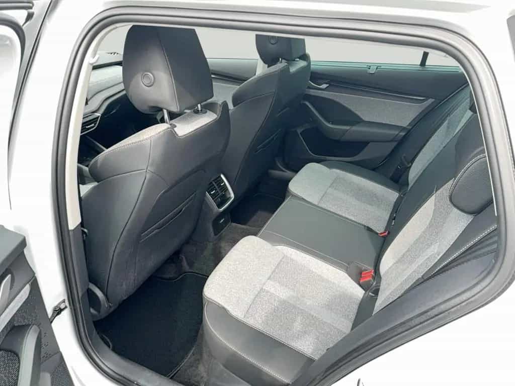 Skoda Octavia Combi 2.0 TDI DSG Selection Anhängerkupp 06/2025-photo-10