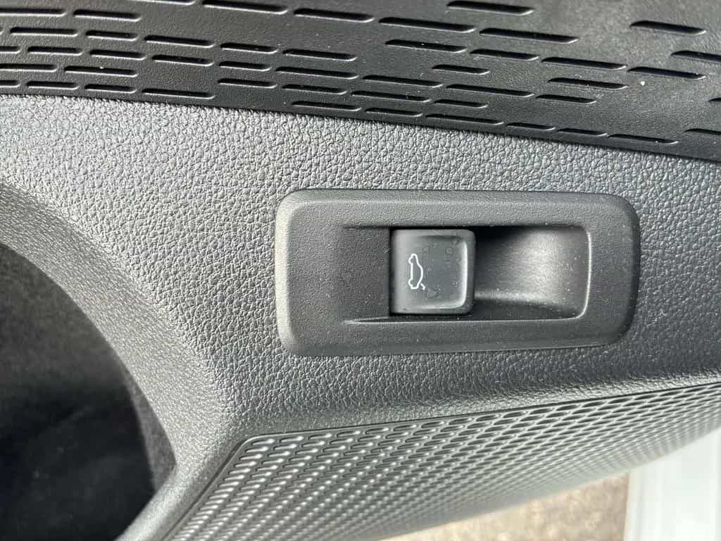 Skoda Octavia Combi 2.0 TDI DSG Selection Anhängerkupp 06/2025-photo-17