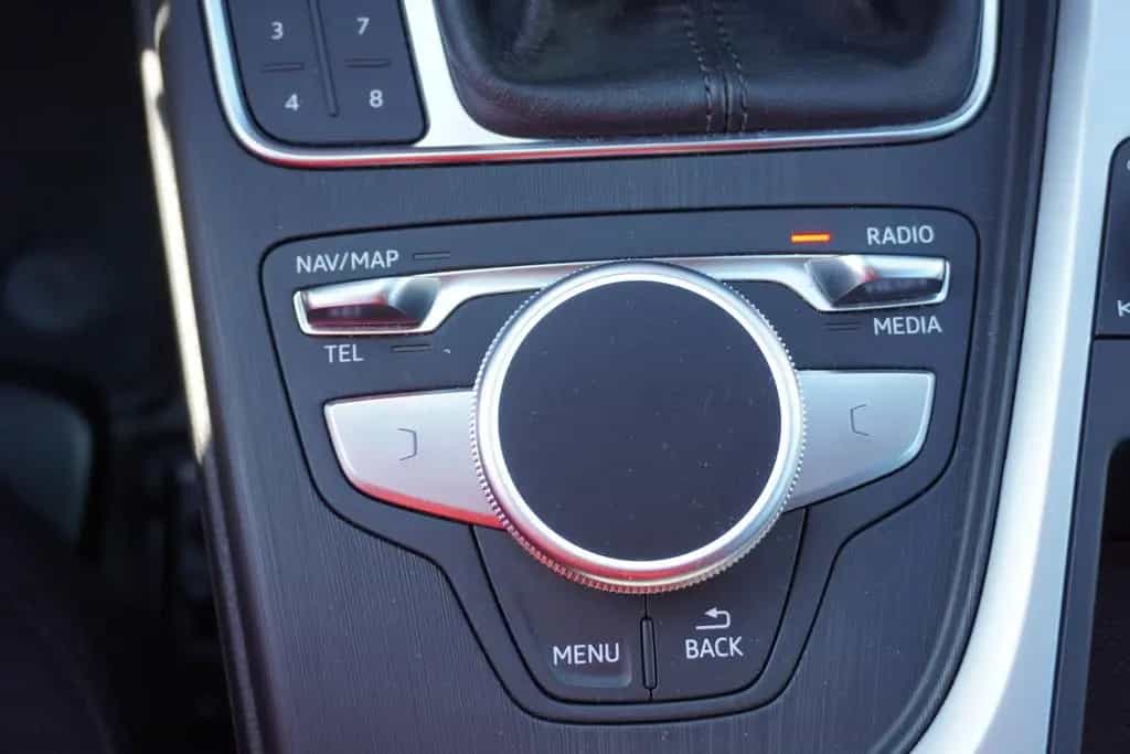 Audi A4 Avant 2.0 TDI Bi-Xenon Navi Kamera Totwinkel 08/2017-photo-28