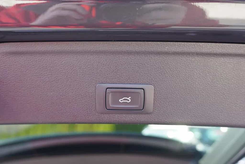 Audi A4 Avant 2.0 TDI Bi-Xenon Navi Kamera Totwinkel 08/2017-photo-4