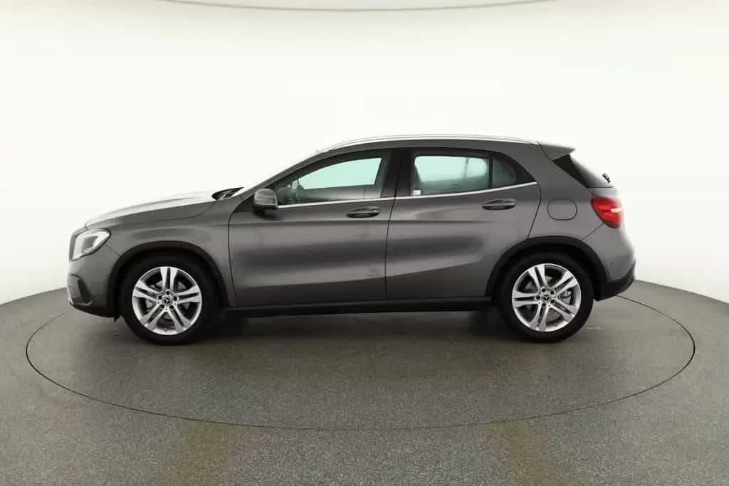 Mercedes-Benz GLA-Class 180 LED Navi Sitzheizung Teilleder PDC ACC 06/2018-photo-1