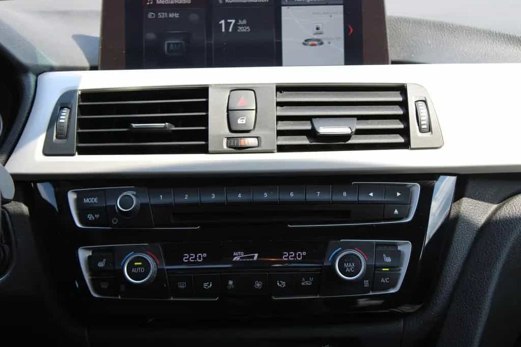 BMW 3 Series 320 Baureihe 3 Touring 320 i xDrive Advantage 12/2017-photo-17