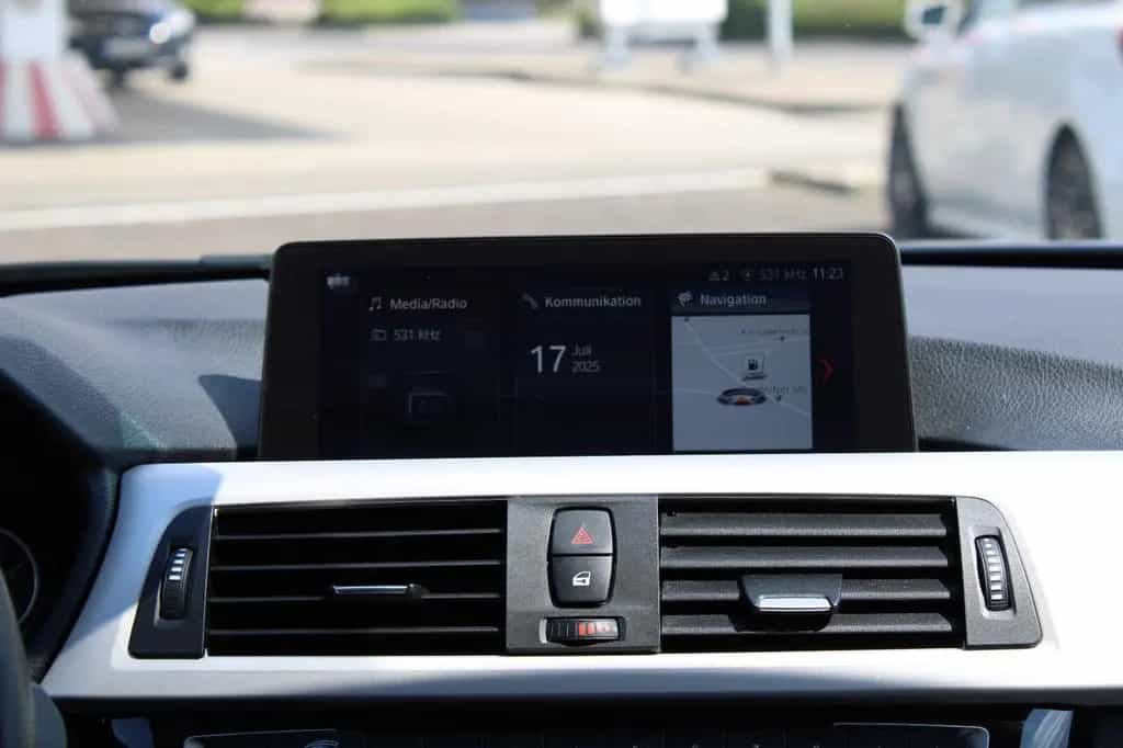 BMW 3 Series 320 Baureihe 3 Touring 320 i xDrive Advantage 12/2017-photo-18