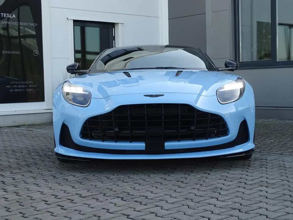 Aston Martin DB12 4.0 V8 Coupé FROSTED GLASS NP: 312.000 € 10/2024-photo-1