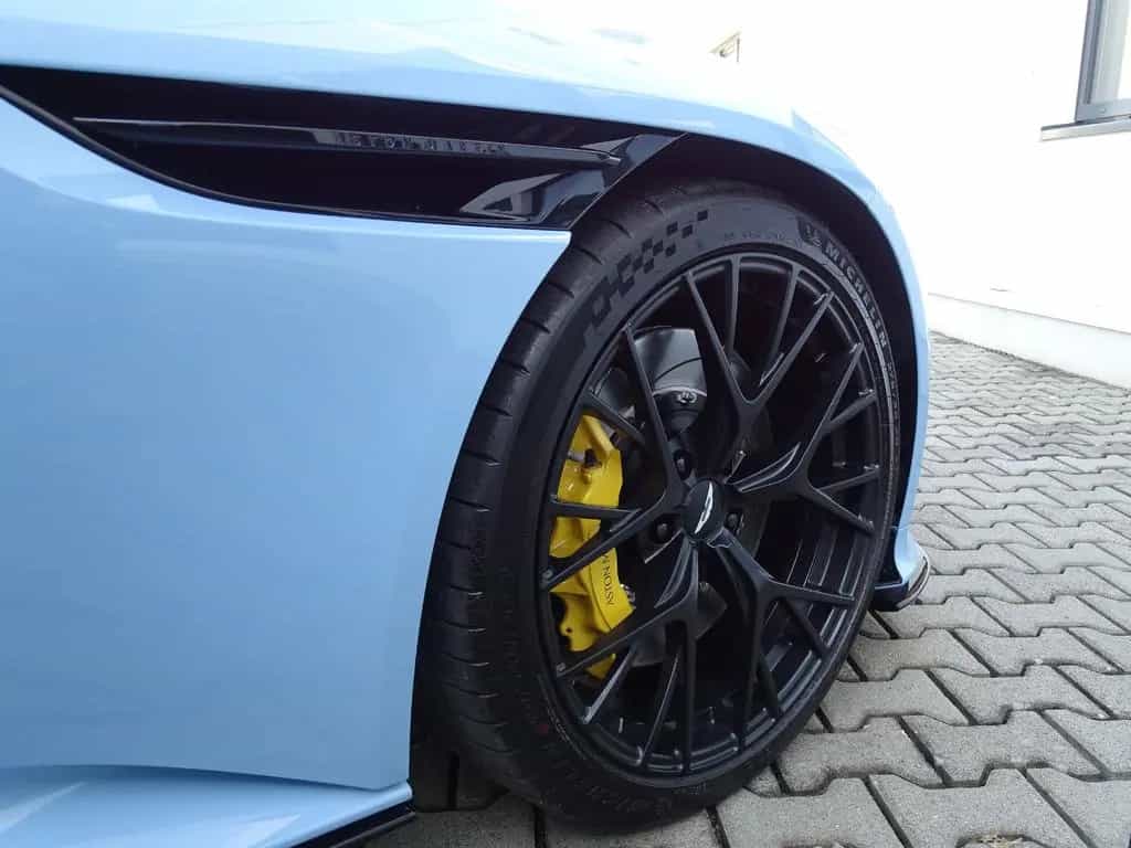 Aston Martin DB12 4.0 V8 Coupé FROSTED GLASS NP: 312.000 € 10/2024-photo-12
