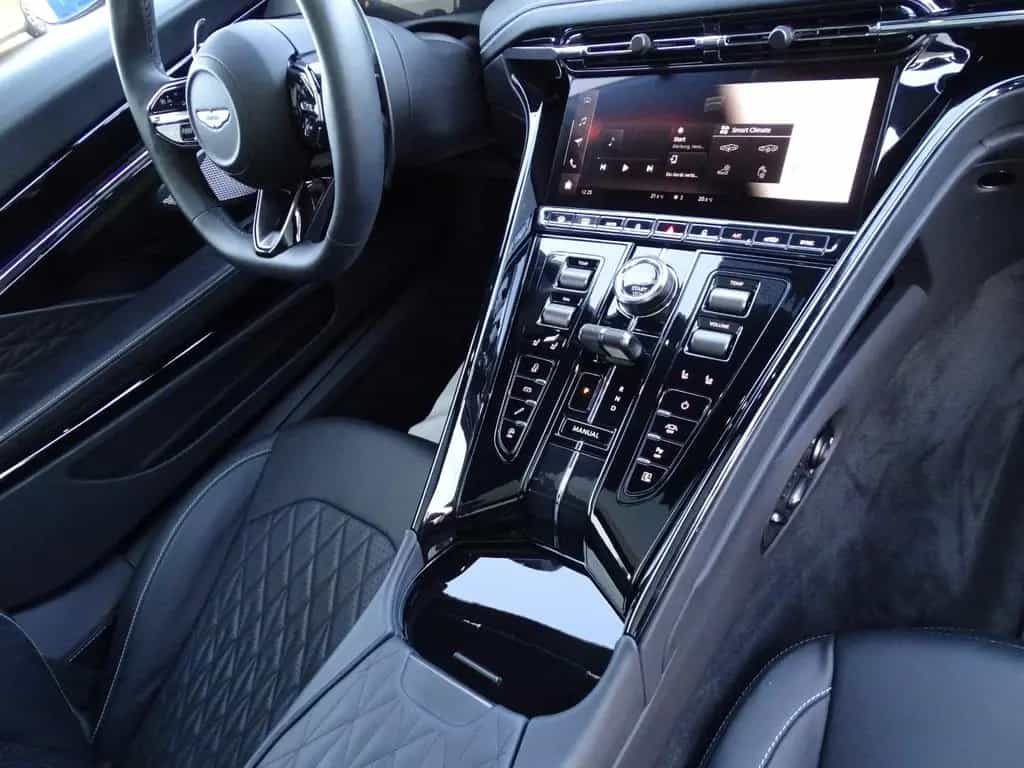 Aston Martin DB12 4.0 V8 Coupé FROSTED GLASS NP: 312.000 € 10/2024-photo-24