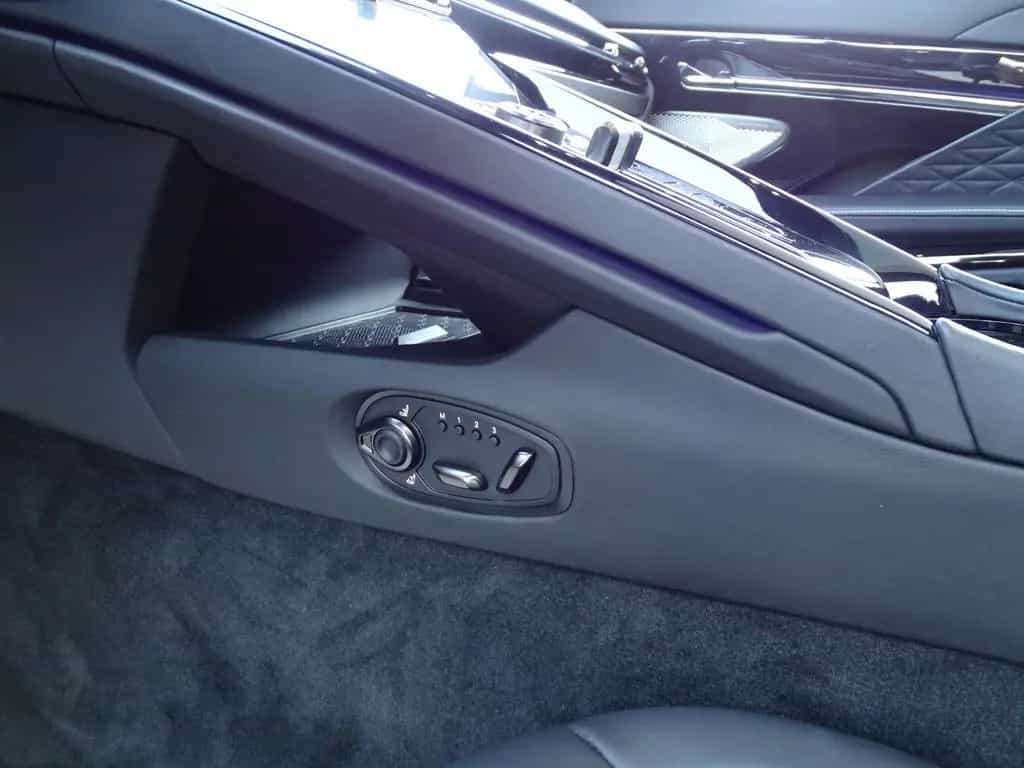 Aston Martin DB12 4.0 V8 Coupé FROSTED GLASS NP: 312.000 € 10/2024-photo-25