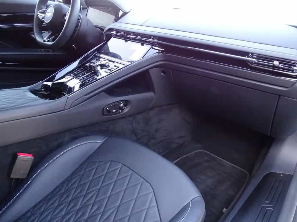 Aston Martin DB12 4.0 V8 Coupé FROSTED GLASS NP: 312.000 € 10/2024-photo-26
