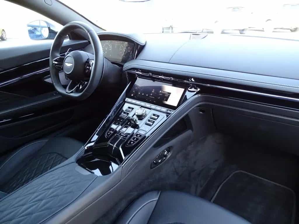 Aston Martin DB12 4.0 V8 Coupé FROSTED GLASS NP: 312.000 € 10/2024-photo-28
