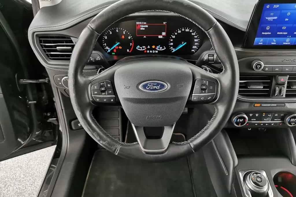 Ford Focus 1.5 EcoBoost Vignale LEDER+LED+NAVI+PANO+ 02/2019-photo-11