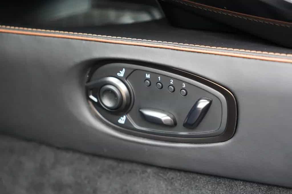 Aston Martin V8 Vantage 4.0 V8 03/2026-photo-13