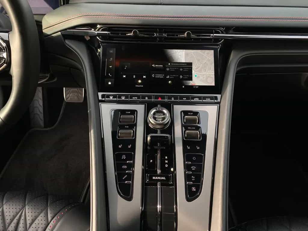 Aston Martin DB12 4.0 V8 08/2025-photo-11