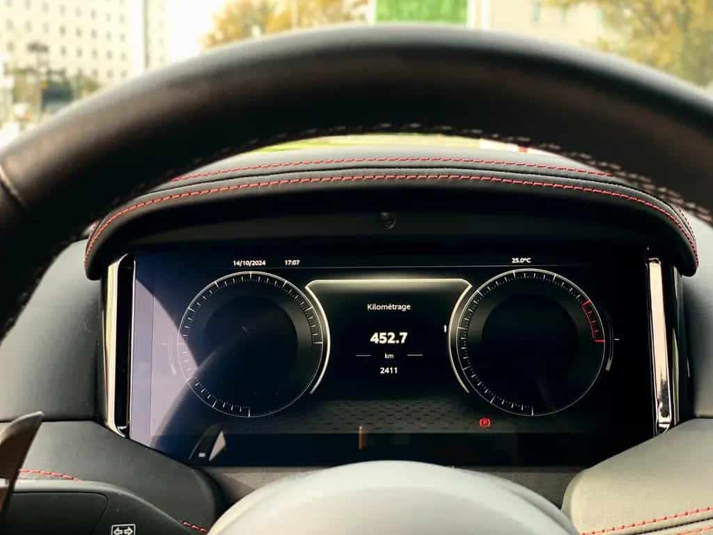 Aston Martin DB12 4.0 V8 08/2025-photo-12