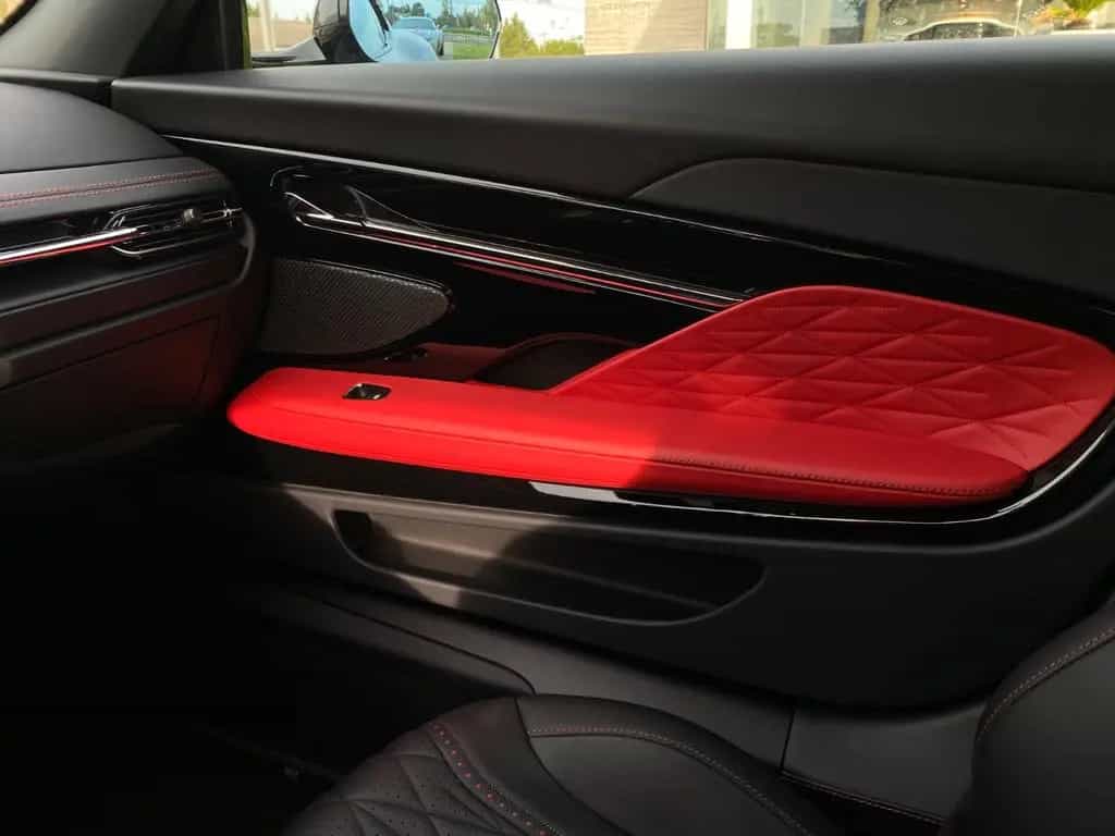 Aston Martin DB12 4.0 V8 08/2025-photo-14