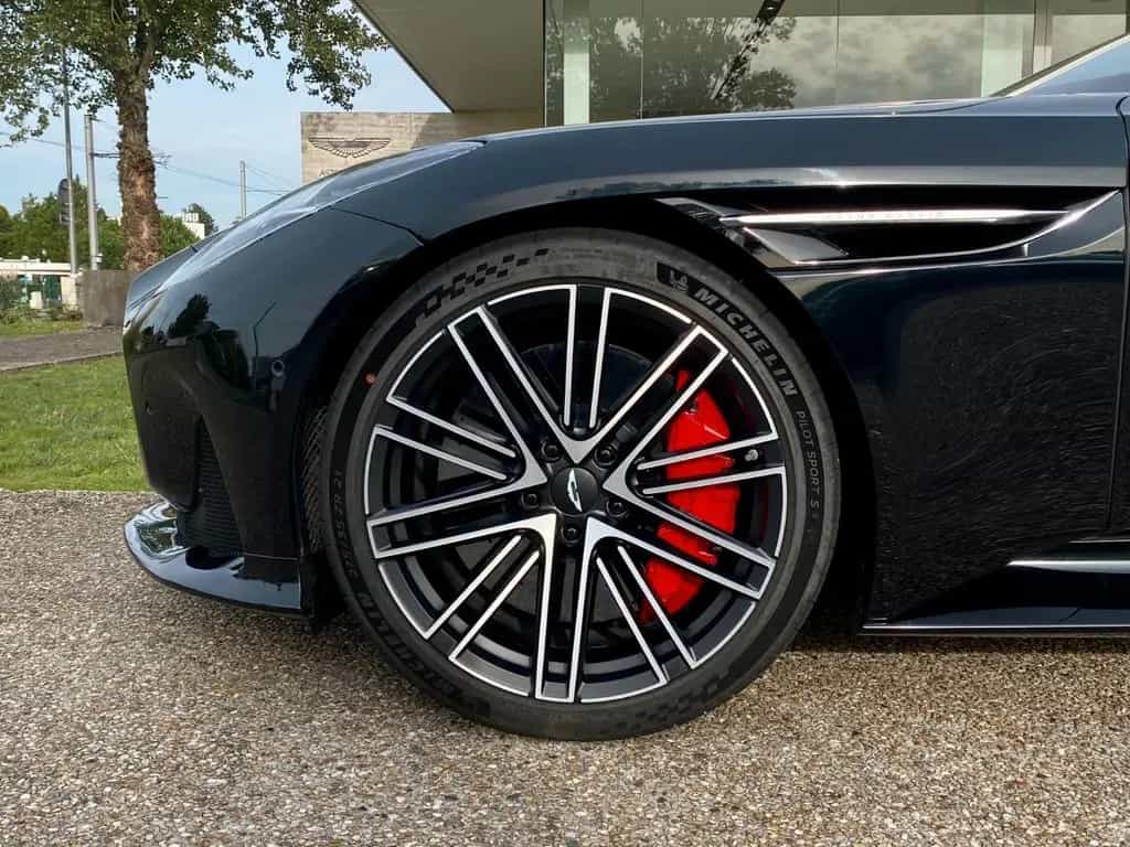 Aston Martin DB12 4.0 V8 08/2025-photo-19