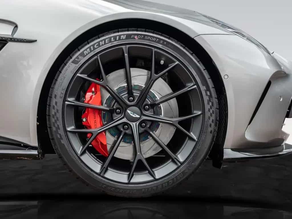Aston Martin V8 Vantage | Signature Paint | Jewellery Pack 02/2026-photo-10