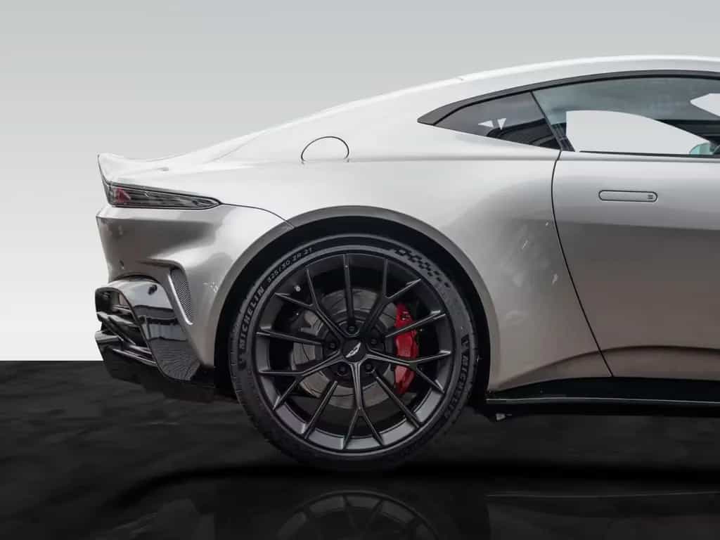 Aston Martin V8 Vantage | Signature Paint | Jewellery Pack 02/2026-photo-11