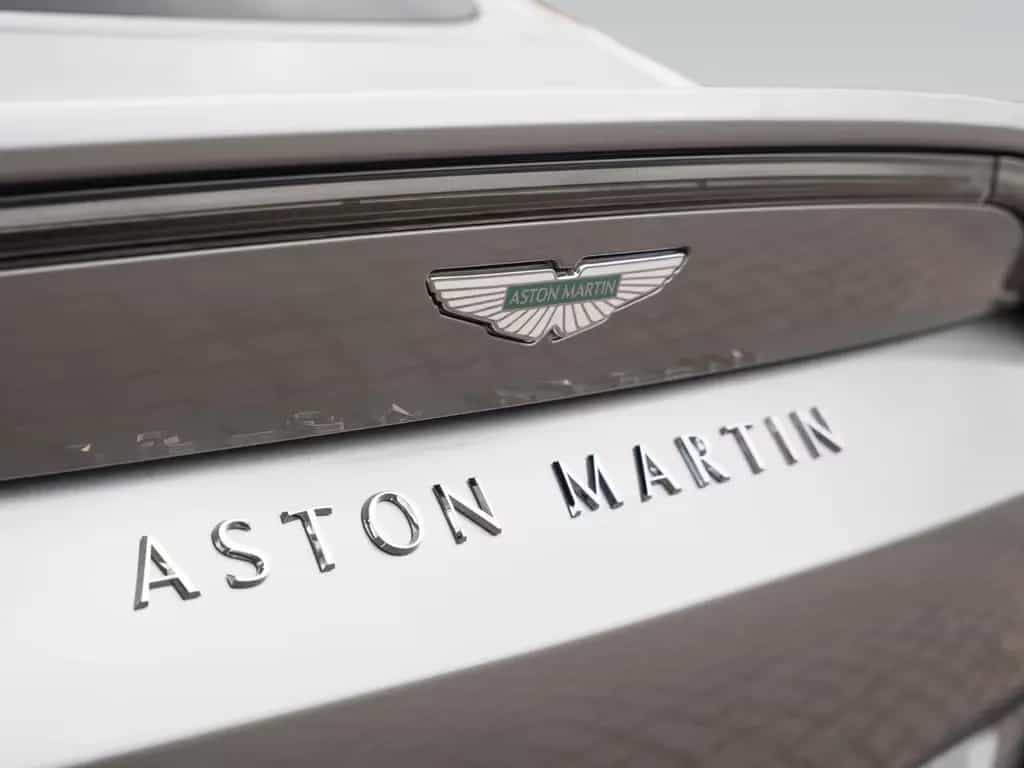 Aston Martin V8 Vantage | Signature Paint | Jewellery Pack 02/2026-photo-13
