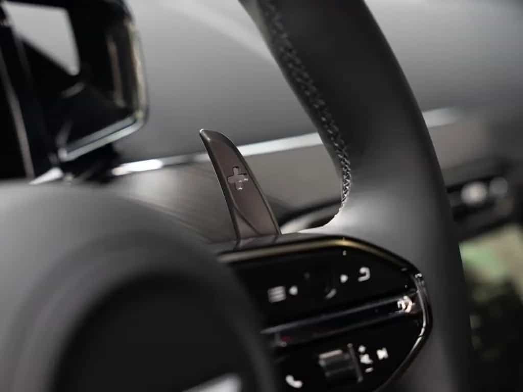 Aston Martin V8 Vantage | Signature Paint | Jewellery Pack 02/2026-photo-17