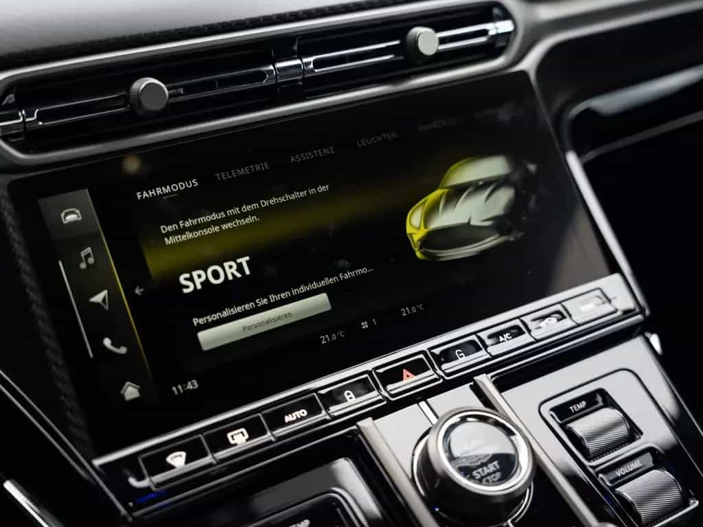 Aston Martin V8 Vantage | Signature Paint | Jewellery Pack 02/2026-photo-18