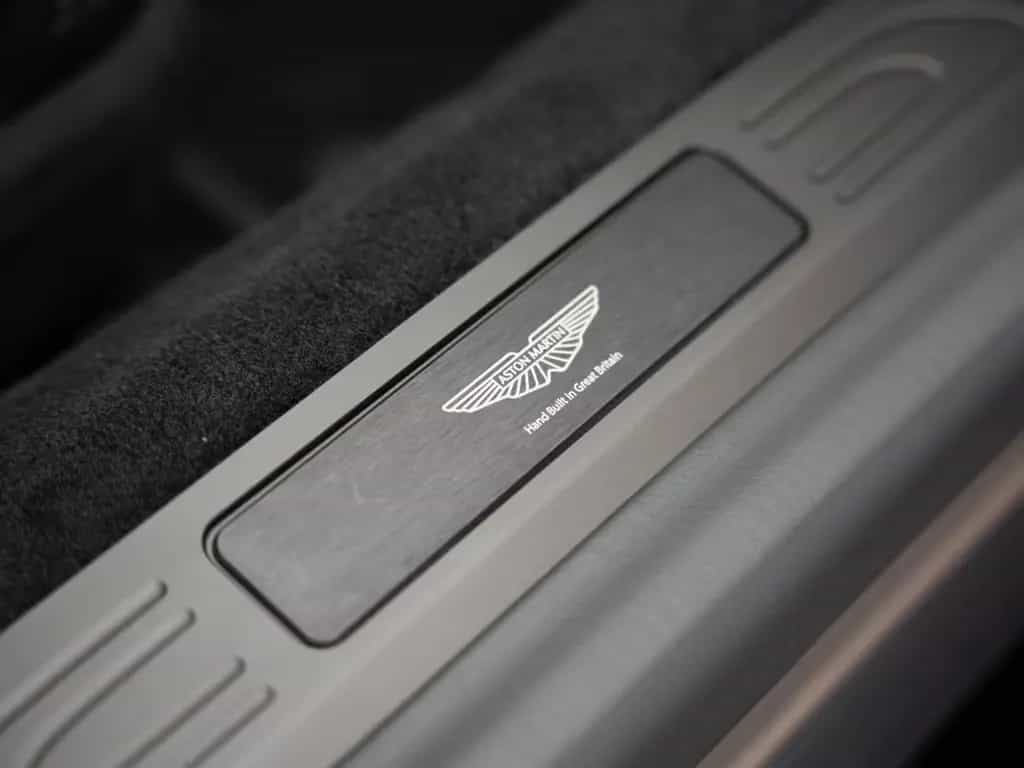 Aston Martin V8 Vantage | Signature Paint | Jewellery Pack 02/2026-photo-19