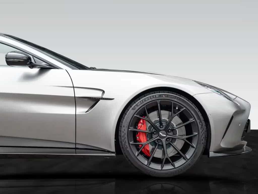 Aston Martin V8 Vantage | Signature Paint | Jewellery Pack 02/2026-photo-8