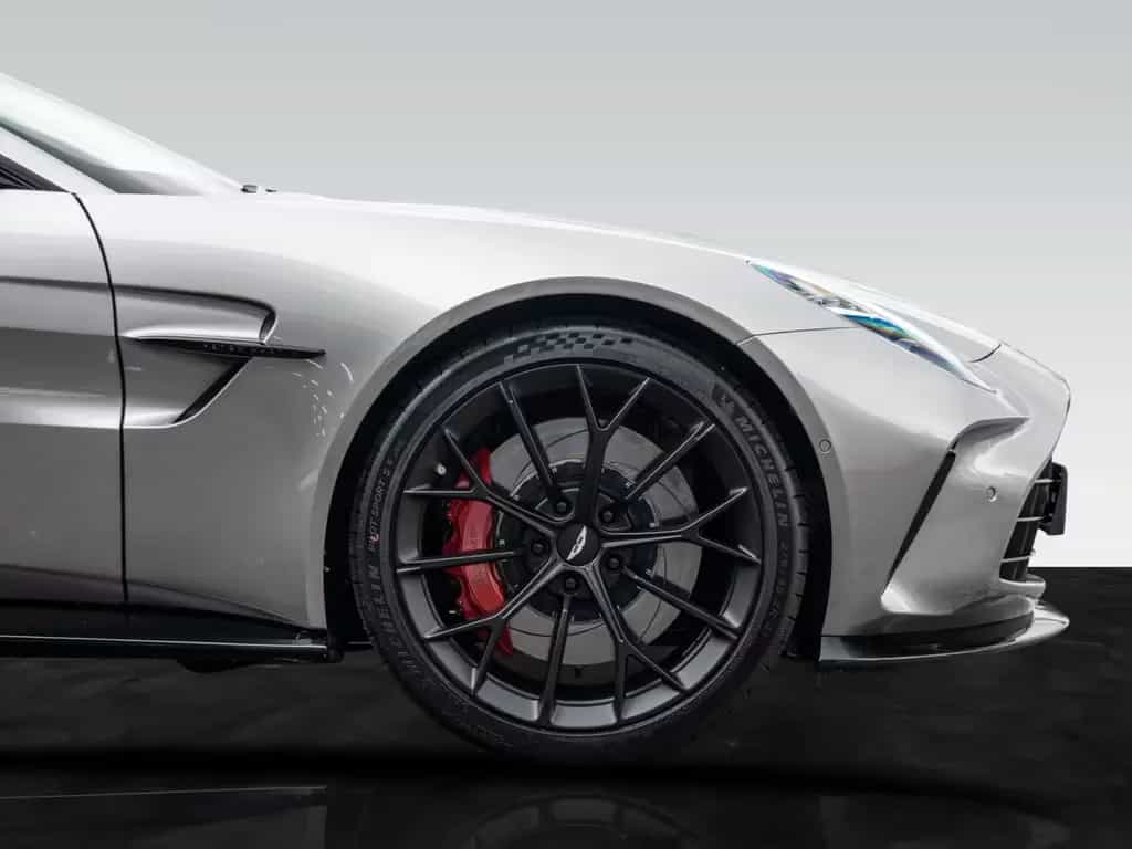 Aston Martin V8 Vantage | Signature Paint | Jewellery Pack 02/2026-photo-9