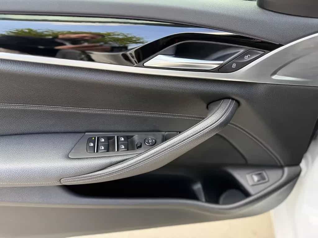 BMW Touring 520 d Sport Line PANO SHZ NAVI Garantie 05/2019-photo-12