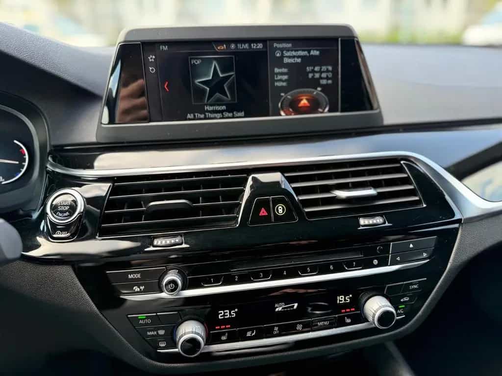 BMW Touring 520 d Sport Line PANO SHZ NAVI Garantie 05/2019-photo-17