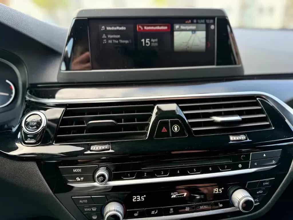 BMW Touring 520 d Sport Line PANO SHZ NAVI Garantie 05/2019-photo-18
