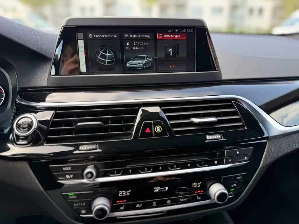 BMW Touring 520 d Sport Line PANO SHZ NAVI Garantie 05/2019-photo-19