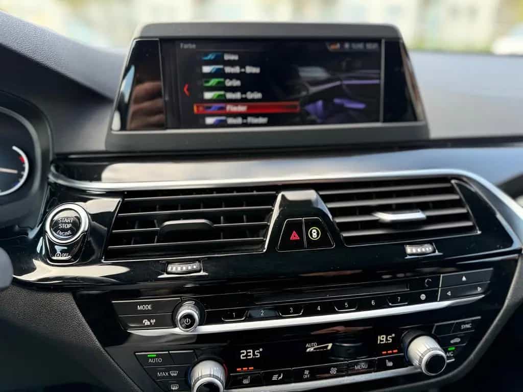 BMW Touring 520 d Sport Line PANO SHZ NAVI Garantie 05/2019-photo-21