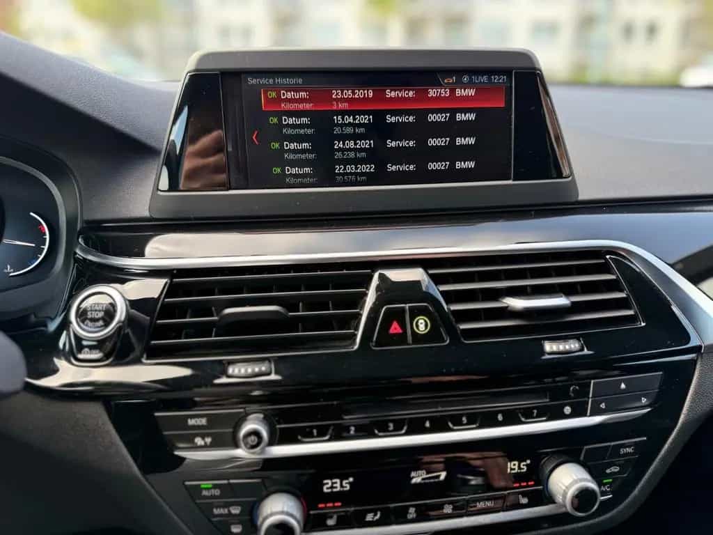 BMW Touring 520 d Sport Line PANO SHZ NAVI Garantie 05/2019-photo-23
